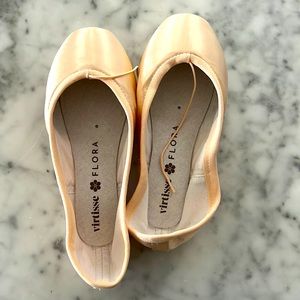 New unworn Virtisse Flora pointe shoes